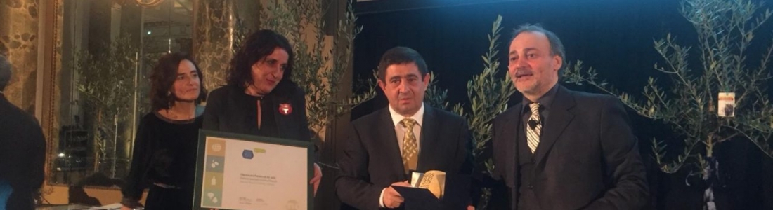 La Diputación de Jaén recibe el Premio Cristina Tiliacos de la guía Flos Olei por su trabajo de promoción del aceite La Diputación de Jaén recibe el Premio Cristina Tiliacos de la guía Flos Olei por su trabajo de promoción del aceite