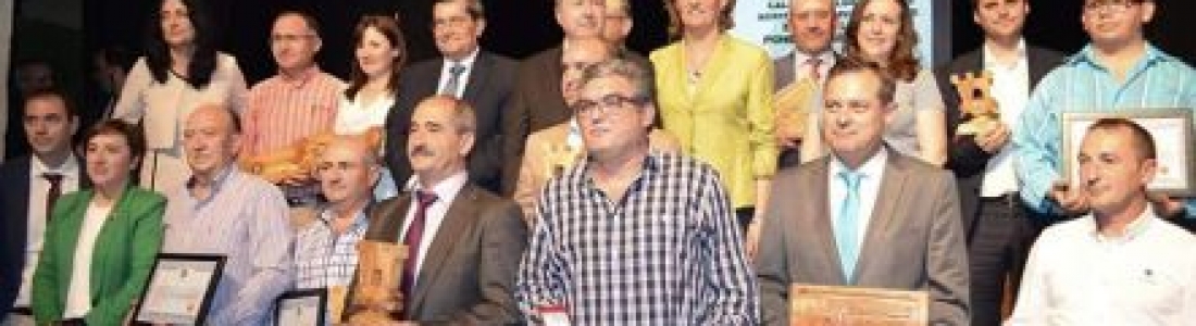 Juan Vilar, premiado por la DO Poniente de Granada y Jaén Solidaria por la difusión que hace del aceite de oliva Juan Vilar, premiado por la DO Poniente de Granada y Jaén Solidaria por la difusión que hace del aceite de oliva