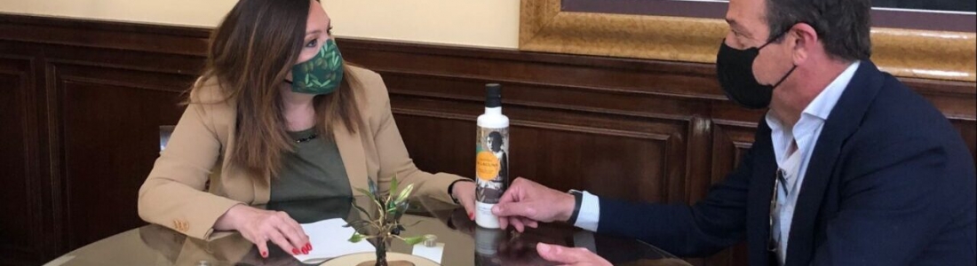 La subdelegada pone en valor que Paradores sirva aceite de oliva virgen producido en Jaén en sus 98 establecimientos hoteleros La subdelegada pone en valor que Paradores sirva aceite de oliva virgen producido en Jaén en sus 98 establecimientos hoteleros