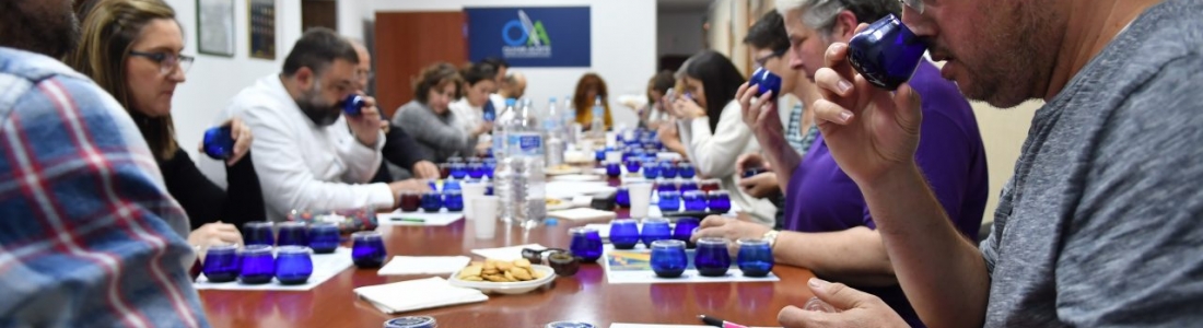 Quinta sesión del Club de Cata «Olivar y Aceite» dedicada a los AOVEs de cosecha temprana Quinta sesión del Club de Cata «Olivar y Aceite» dedicada a los AOVEs de cosecha temprana
