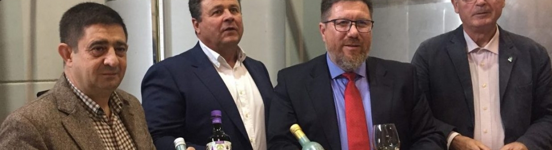 Reyes valora la apuesta de la cooperativa San Vicente de Mogón por hacer un cultivo sostenible y un aceite de calidad Reyes valora la apuesta de la cooperativa San Vicente de Mogón por hacer un cultivo sostenible y un aceite de calidad