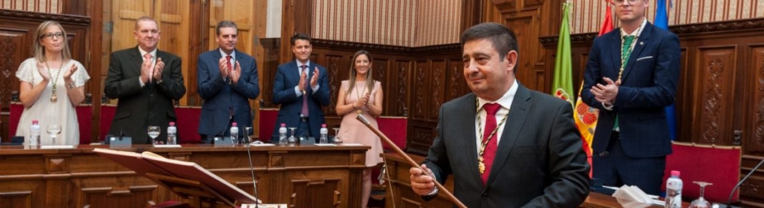 Constituida la nueva Diputación de Jaén, en la que Francisco Reyes inicia su tercer mandato con el compromiso de que el sector oleícola seguirá siendo «nuestro niño mimado» Constituida la nueva Diputación de Jaén, en la que Francisco Reyes inicia su tercer mandato con el compromiso de que el sector oleícola seguirá siendo «nuestro niño mimado»
