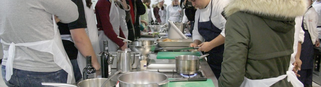 Estudiantes extranjeros de la UJA aprenden a cocinar con AOVE en un «workshop» en el Día Mundial del Olivo Estudiantes extranjeros de la UJA aprenden a cocinar con AOVE en un «workshop» en el Día Mundial del Olivo