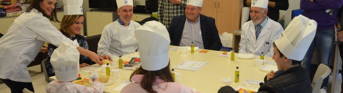 El chef Pedro Salcedo enseña cocina a los menores ingresados en el Hospital Maternal El chef Pedro Salcedo enseña cocina a los menores ingresados en el Hospital Maternal