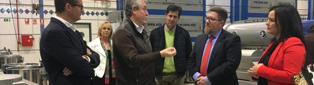 El consejero de Agricultura visita en Villacarrillo las instalaciones de la cooperativa olivarera Nuestra Señora del Pilar El consejero de Agricultura visita en Villacarrillo las instalaciones de la cooperativa olivarera Nuestra Señora del Pilar