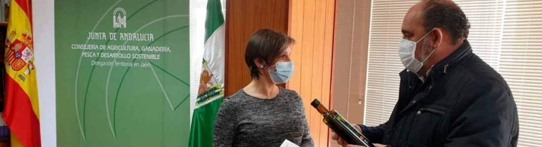 Agricultura entrega aceite de oliva a colegios de Jaén para que celebren el Día de Andalucía Agricultura entrega aceite de oliva a colegios de Jaén para que celebren el Día de Andalucía