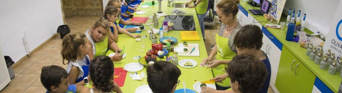 El Centro Olivar y Aceite organiza un taller de cocina para inculcar a los menores hábitos de alimentación saludable El Centro Olivar y Aceite organiza un taller de cocina para inculcar a los menores hábitos de alimentación saludable