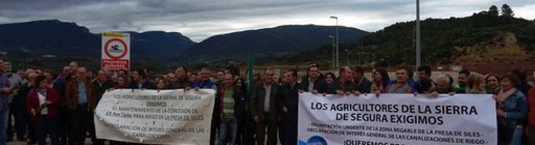 Concentración para exigir la puesta en marcha de los riegos de la presa de Siles Concentración para exigir la puesta en marcha de los riegos de la presa de Siles