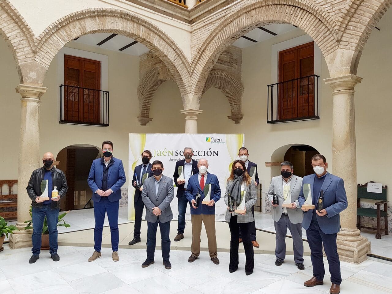 La Diputación entrega los distintivos con los que reconoce a los Jaén Selección 2021 como los ocho mejores AOVEs de la provincia La Diputación entrega los distintivos con los que reconoce a los Jaén Selección 2021 como los ocho mejores AOVEs de la provincia