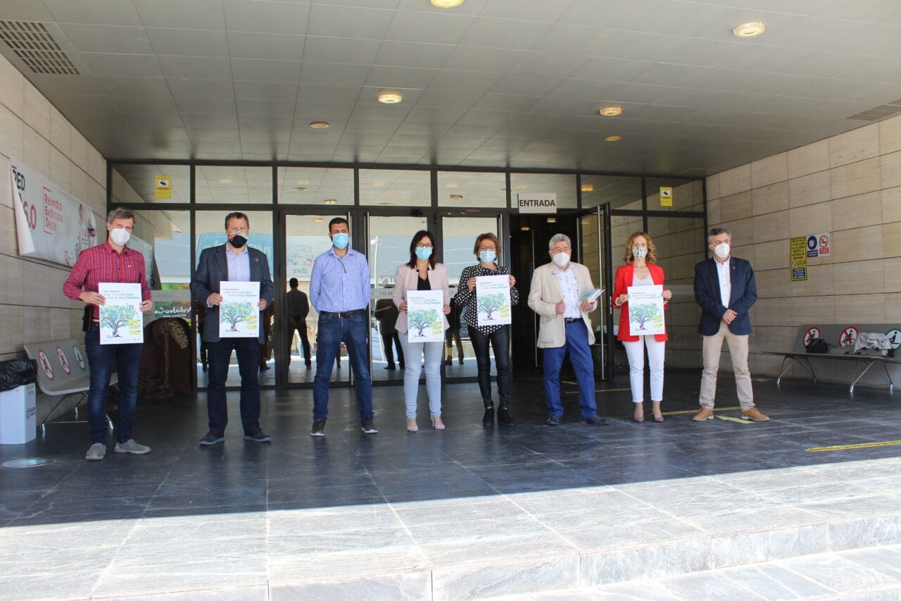 El IV Premio Internacional de Relato Corto sobre Olivar volverá a repartir 2.500 euros y editará dos libros con los mejores cuentos presentados El IV Premio Internacional de Relato Corto sobre Olivar volverá a repartir 2.500 euros y editará dos libros con los mejores cuentos presentados