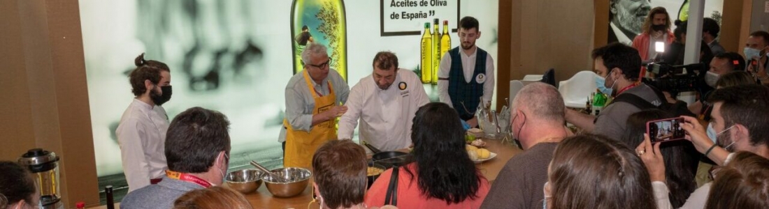 El chef Sergio Fernández y el humorista Leo Harlem sorprenden con un divertido «showcooking, con los aceites de oliva como protagonistas El chef Sergio Fernández y el humorista Leo Harlem sorprenden con un divertido «showcooking, con los aceites de oliva como protagonistas