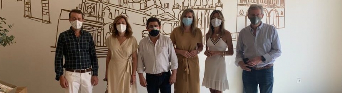 El presidente de la Diputación y la presidenta de AEMO visitan la cooperativa El Alcázar de Baeza, que elabora el AOVE Olibaeza El presidente de la Diputación y la presidenta de AEMO visitan la cooperativa El Alcázar de Baeza, que elabora el AOVE Olibaeza