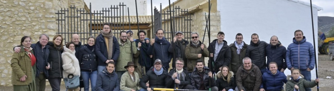 Un total de 18 cocineros y sumilleres, pertenecientes a 13 restaurantes que suman 15 estrellas Michelin y 20 soles Repsol, conocen en la provincia el proceso de elaboración del aceite Un total de 18 cocineros y sumilleres, pertenecientes a 13 restaurantes que suman 15 estrellas Michelin y 20 soles Repsol, conocen en la provincia el proceso de elaboración del aceite